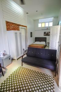 Umbut Bayu في دونجون: غرفة معيشة مع أريكة وسرير