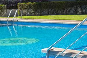 Bazén v ubytování EXCLUSIVO APARTAMENTO EN SANXENXO CON PISCINA A UNOS 150 m DE LA PLAYA DE SILGAR nebo v jeho okolí