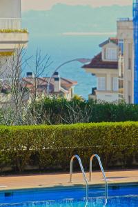 Bazén v ubytování EXCLUSIVO APARTAMENTO EN SANXENXO CON PISCINA A UNOS 150 m DE LA PLAYA DE SILGAR nebo v jeho okolí