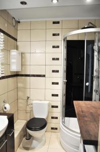 łazienka z toaletą, umywalką i wanną w obiekcie Os. 2 pułku 26 - studio by Homeprime w Krakowie