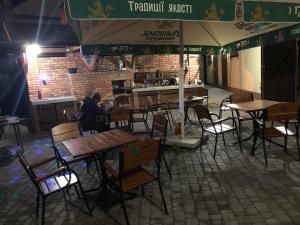 um restaurante vazio com mesas e cadeiras num quarto em Biker's Pub em Oleksandriya