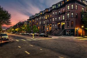 una strada cittadina con auto parcheggiate davanti agli edifici di Stylish Downtown Studio in the South End, C. Ave #1 a Boston