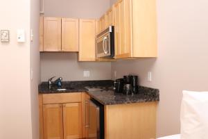 Cucina o angolo cottura di Stylish Downtown Studio in the South End, C. Ave #1