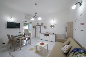 Il comprend un salon et une cuisine avec un canapé et une table. dans l'établissement Casa Cetrangolo, à Praiano