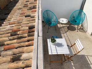 2 Stühle und ein Tisch auf dem Balkon in der Unterkunft Can Savella - Turismo de Interior in Palma de Mallorca