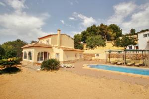 una casa con piscina al lado de una casa en Estrelizia - pretty holiday property with garden and private pool in Calpe, en Calpe