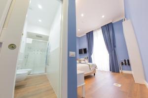 ein Bad mit einem WC, einem Waschbecken und einem Bett in der Unterkunft Suite CuoreNapoletano in Neapel