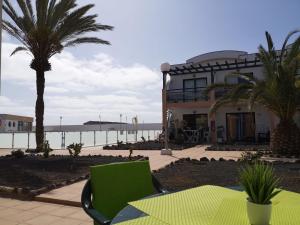 stół i krzesła przed budynkiem w obiekcie Sun apartment Antigua w mieście Costa de Antigua