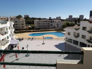 vista para uma piscina a partir de um edifício em Duna do Alvor Apartment 322 em Alvor