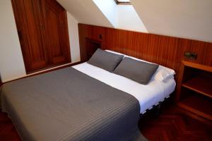 Tempat tidur dalam kamar di Apartamentos Alda Santa Cristina