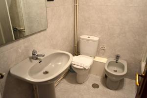 Koupelna v ubytování Apartamentos Alda Santa Cristina + 37 fotografií