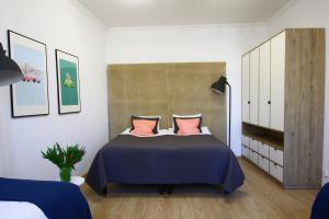 um quarto com uma cama com duas almofadas cor-de-rosa em Apartament Grodzka 4 em Bydgoszcz