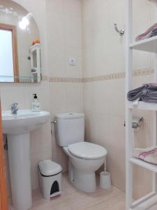 Baño blanco con aseo y lavamanos en Apartamentos Teror - Yumbo en Playa del Inglés