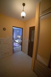 pasillo con puerta y escalera en una habitación en Apartament en Cracovia