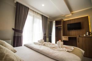 una camera d'albergo con un letto con asciugamani sopra di Hit Suites Avcilar Hotel ad Avcılar