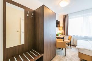 Ένα ή περισσότερα κρεβάτια σε δωμάτιο στο Hotel Mukran