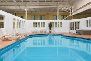 Πισίνα στο ή κοντά στο Hotel Days Inn Blainville & Centre de Conférence