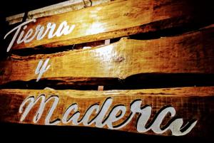 Znak z napisem indiański malacca na drewnianej ścianie w obiekcie Casa Rural Tierra y Madera w mieście Barrio