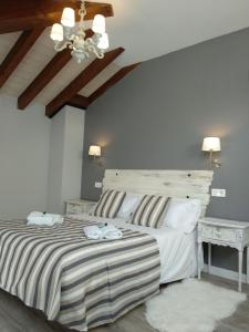 Giường trong phòng chung tại Casa Rural Tierra y Madera