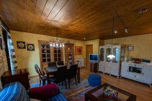 een woonkamer met een tafel en een eetkamer bij Casa Santiago in Currelos