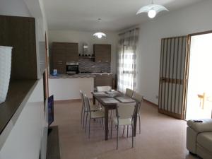a dining room and kitchen with a table and chairs at Villa Fiorella in Sciacca