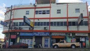 ein Gebäude mit einem LKW, der davor parkt in der Unterkunft Hotel Los Andes Tegucigalpa in Tegucigalpa