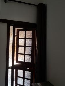 eine Tür mit Fenster in einem Zimmer in der Unterkunft Pousada Recanto dos Ingleses in São Paulo