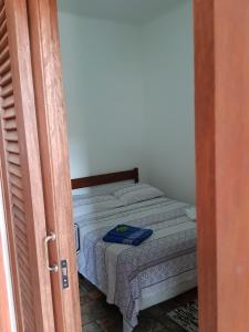 uma pequena cama num quarto com uma porta aberta em Pousada Recanto dos Ingleses em São Paulo