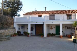 a white house with a courtyard in front of it at Casa Rural en la Montaña Mas de Tenesa in Benasal