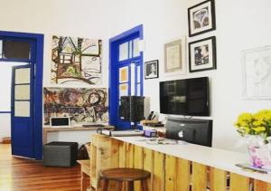 a room with a counter and a blue door at Brasileranza Hostel in Niterói