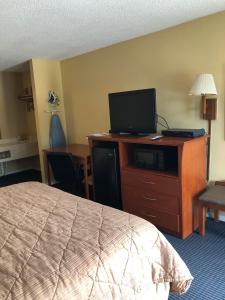 A television and/or entertainment centre at Americas Best Inn - Savannah I-95