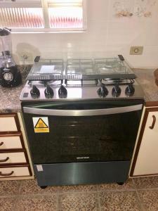 a black stove top oven in a kitchen at CASA COM 3 QUARTOS NA PRAIA DE CAIOBA in Matinhos