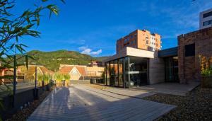 een gebouw met glazen deuren in een straat bij Central Apartamentos Bogotá in Bogota
