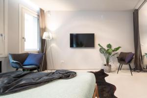 A television and/or entertainment centre at OFFICINE CAVOUR Piazza Cavour