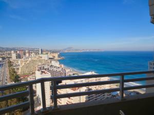 widok na ocean z balkonu budynku w obiekcie Clubrent - Apartamentos Apolo 17 w mieście Calpe