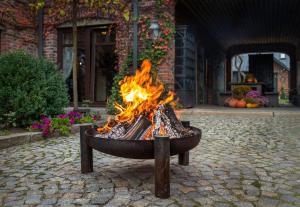 a fire pit in the middle of a courtyard at Folwark Białych Bocianów in Kamionka