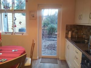 una cocina con una puerta que conduce a un patio en Town House en Ennis