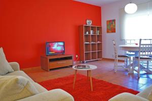 sala de estar con TV y mesa en Martin House - Montenegro - FARO - ALGARVE, en Faro