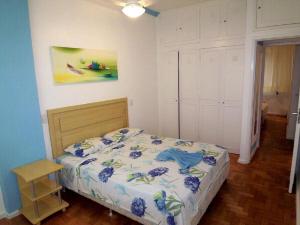 1 dormitorio con 1 cama y una pintura en la pared en Aires 92, en Río de Janeiro