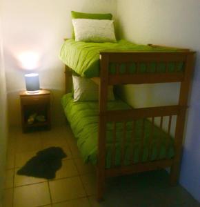 1 dormitorio con litera y mesita de noche en RUCA VARAS en San Carlos de Bariloche
