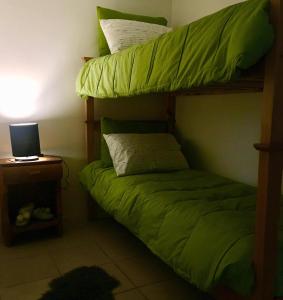 1 dormitorio con litera y mesa con ordenador portátil en RUCA VARAS en San Carlos de Bariloche