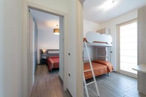 ein Schlafzimmer mit einem Etagenbett und einer Leiter in der Unterkunft Boca Marina in Alba Adriatica