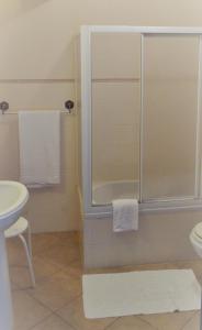 y baño con ducha y lavamanos. en HAUS NUNES by Stay in Alentejo en Vila Nova de Milfontes