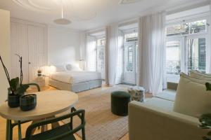 - un salon avec un lit et une table dans l'établissement B28 Apartments Porto, à Porto