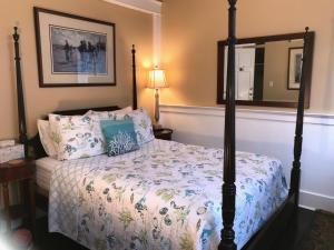 a bedroom with a bed and a dresser at Inn at Harbour Village in Ilwaco