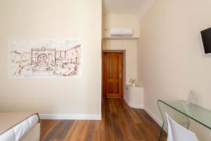 um quarto com um desenho na parede e uma mesa de vidro em CLAVDIA Flat em Roma