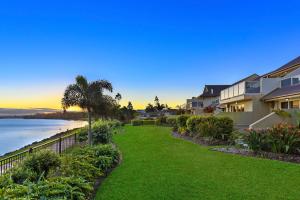 Blick auf den Strand vom Vorgarten eines Hauses in der Unterkunft Harrington River Lodge in Harrington