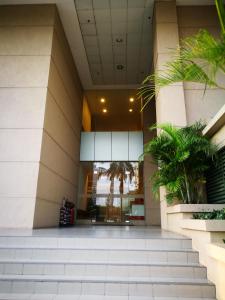 Tanjong TokongにあるSelamat Datang @ 118 Island Plaza Superior Suiteの階段と植物のある建物のロビー