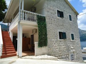 a house with a ivy growing on the side of it at Apartments Vila San in Kamenari