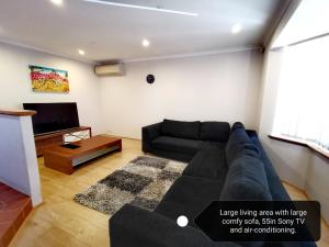 
A seating area at Cosy easy access home near Perth CBD and Fremantle
